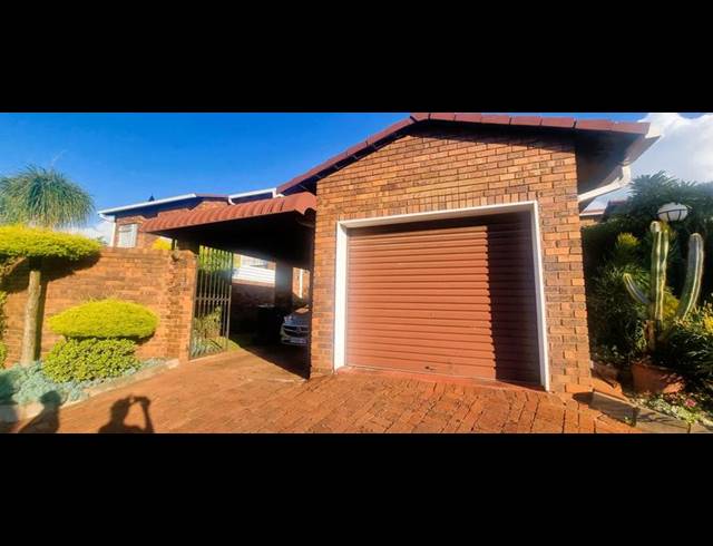 3 BEDROOM TOWNHOUSE FOR SALE IN ZWARTKOP
